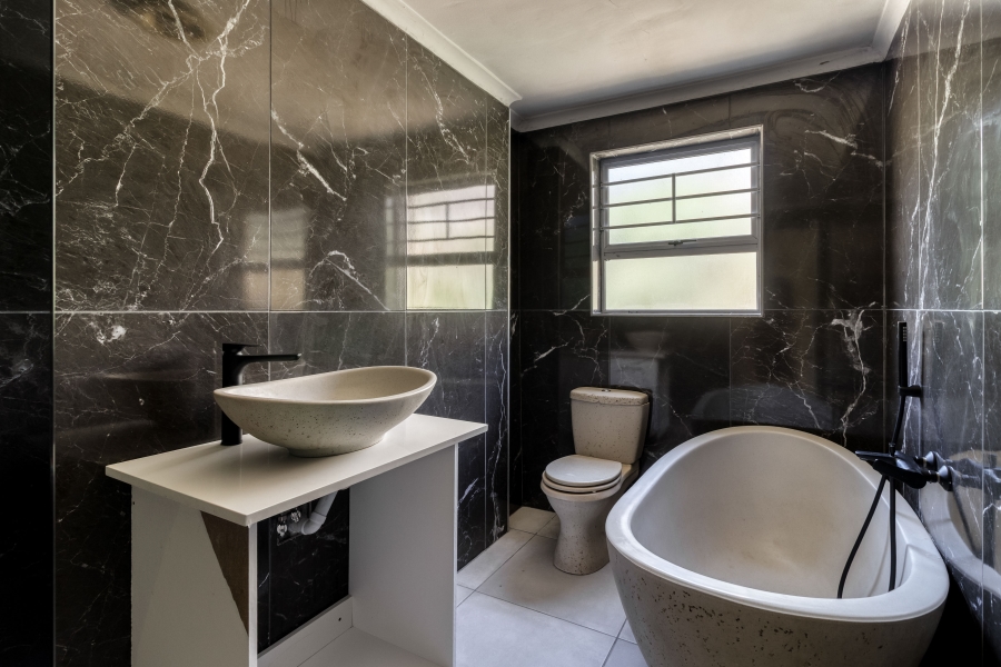 4 Bedroom Property for Sale in Mountainside Western Cape